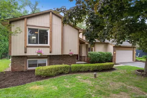 4343 Kelsey Farm Dr, Commerce, MI 48390