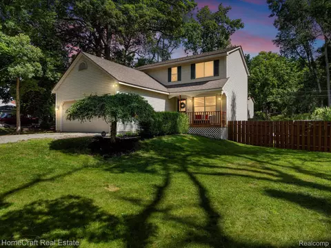 1329 Muskingum Dr, Waterford, MI 48327