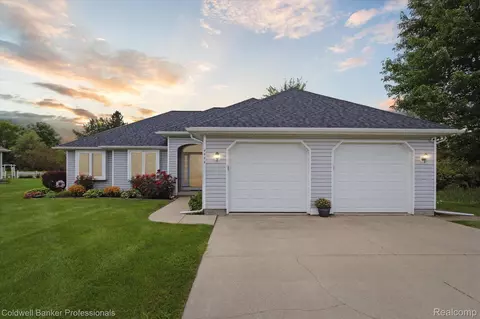 4444 Mapleleaf Dr, Grand Blanc, MI 48439