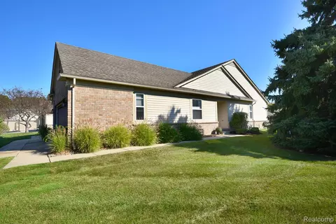 34214 Birchway Cir, Sterling Heights, MI 48312