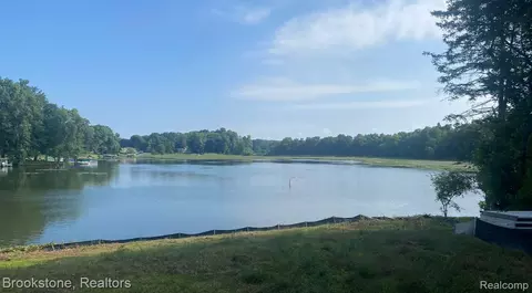 Vac Araby Ct, Highland, MI 48356