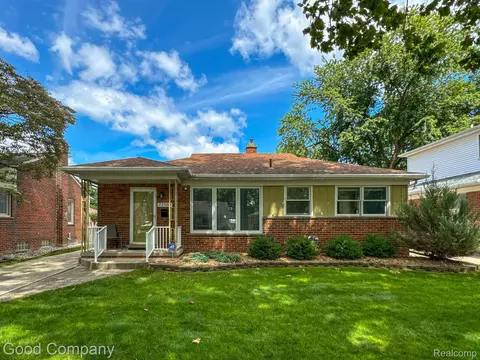 22509 Edgewood St, Saint Clair Shores, MI 48080