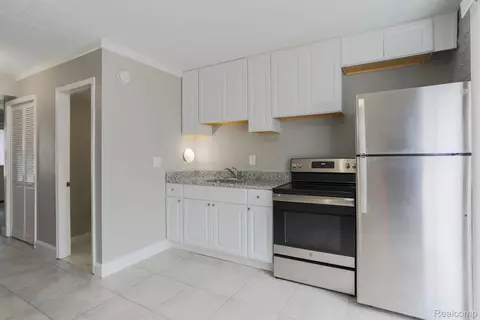 99 Floral Ave, Mount Clemens, MI 48043