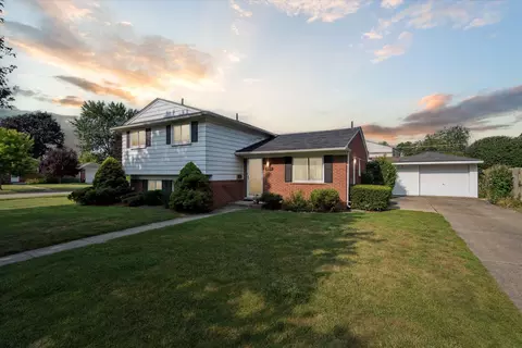 9013 Hubbard St, Livonia, MI 48150