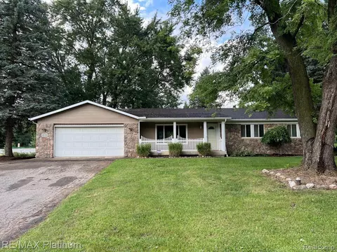 8898 Bishop Rd, Green Oak, MI 48116