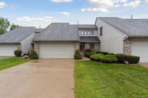5231 Country Wood Ln, Grand Blanc, MI 48439