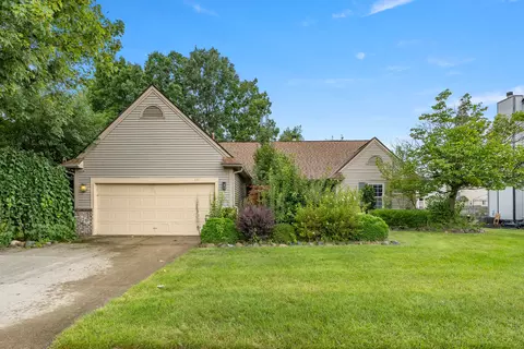 458 Harbour Pointe Dr, Belleville, MI 48111