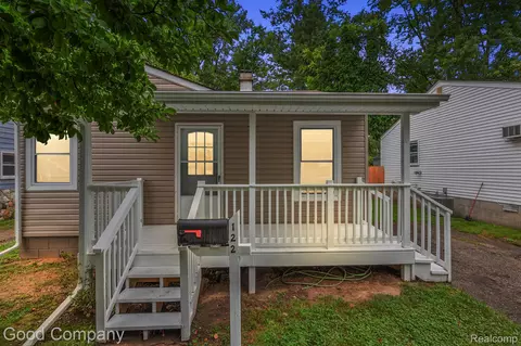122 W Fairmount Ave, Pontiac, MI 48340