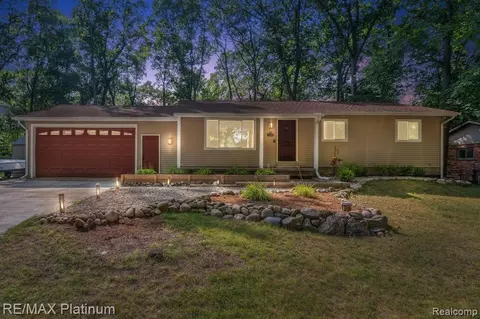 8821 Woodlawn Ave, Clarkston, MI 48348