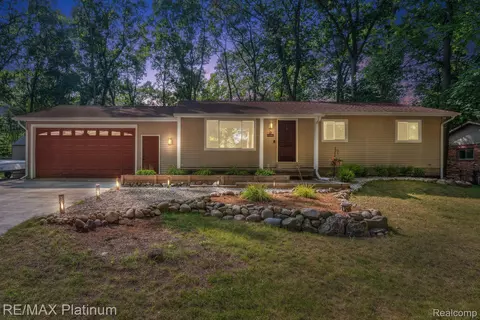 8821 Woodlawn Ave, Independence, MI 48348