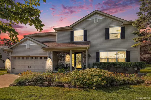 11108 Matthew Ln, Hartland, MI 48353