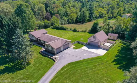 7380 Hitchcock Rd, White Lake, MI 48383
