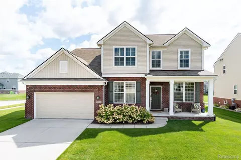 49404 Barton Dr, Macomb, MI 48044