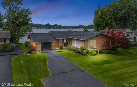 146 Edgelake Dr, Waterford, MI 48327