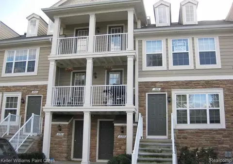 230 Park Green Dr, Lake Orion, MI 48362