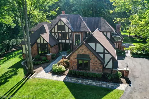 139 Manorwood Dr, Bloomfield Hills, MI 48304