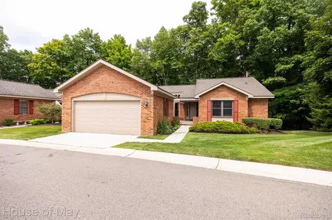7300 Meadowridge Cir, West Bloomfield, MI 48322
