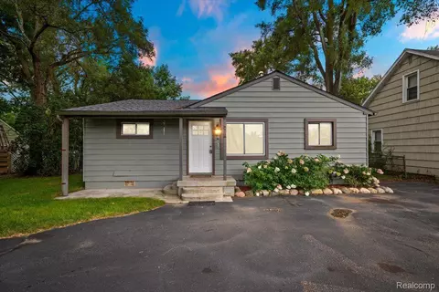 4411 W Walton Blvd, Waterford, MI 48329