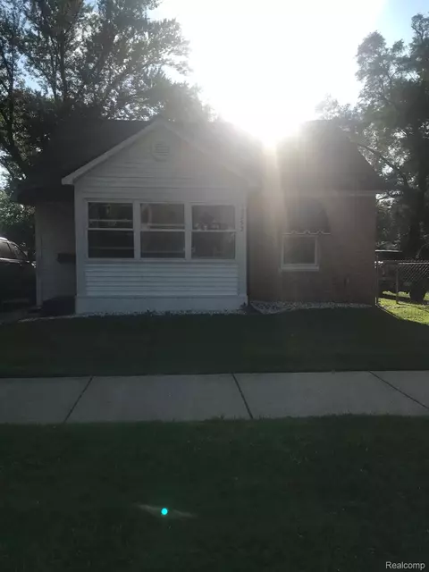 19253 Five Points St, Redford, MI 48240