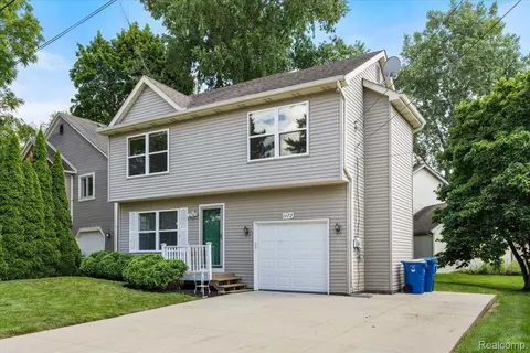 1172 Ridgemoor Dr, Waterford, MI 48328