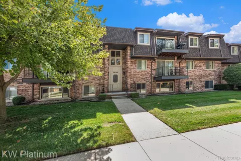 403 Riviera Dr, Saint Clair Shores, MI 48080