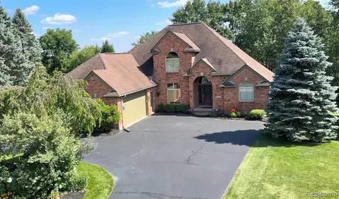 6763 Berry Pointe Dr, Clarkston, MI 48348