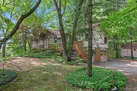 10940 Green Oaks Dr, Green Oak, MI 48178