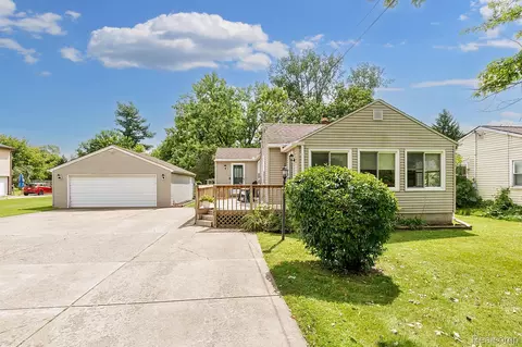 3094 Bessie St, Auburn Hills, MI 48326