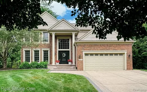 2604 Aubrey Dr, Lake Orion, MI 48360