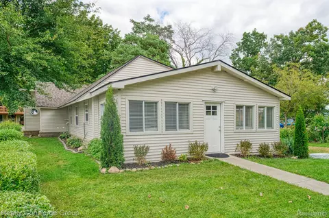 6340 Island Lake Dr, Green Oak, MI 48116