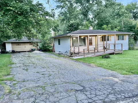 1189 Oregon Blvd, Waterford, MI 48327