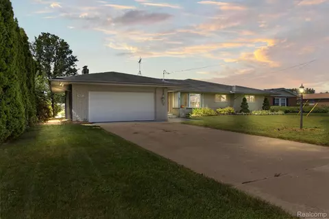 663 Sunnybeach Dr, White Lake, MI 48386