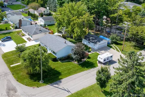 2389 Marwood Dr, Waterford, MI 48328