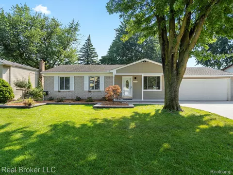38540 Hamon St, Harrison, MI 48045