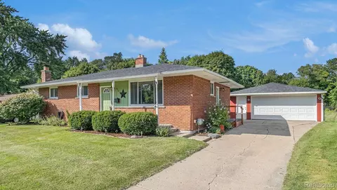 846 Vassar Dr, Fenton, MI 48430