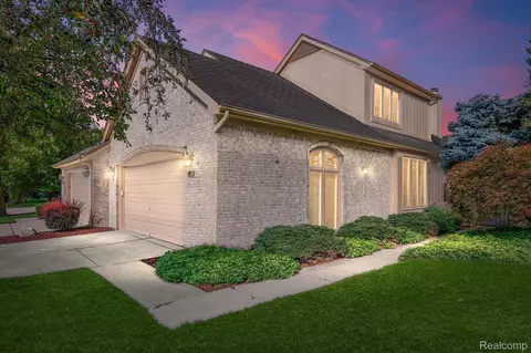 5889 Dawn Ridge Dr, Troy, MI 48098