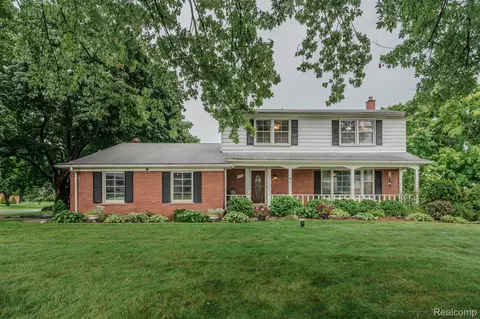 8282 Fox Bay Dr, White Lake, MI 48386