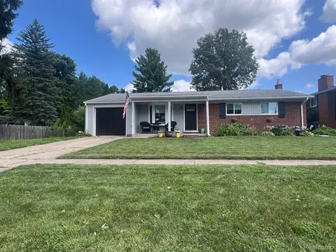 2727 Orenda St, Commerce, MI 48382