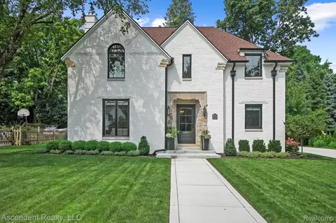 2664 Amberly Rd, Bloomfield Hills, MI 48301