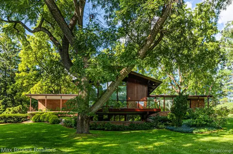 1065 Greentree Rd, Bloomfield Hills, MI 48304