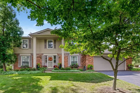 2444 Brenthaven Dr, Bloomfield Hills, MI 48304
