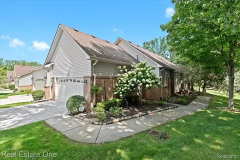 1046 Bird Song Ln, Milford, MI 48381