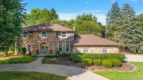 1675 Kilburn Rd N, Rochester Hills, MI 48306