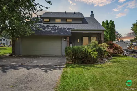 30480 Pointe Dr, Gibraltar, MI 48173