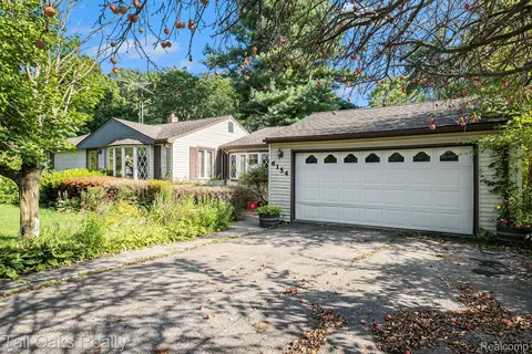 6154 Crabtree Ln, Burton, MI 48519