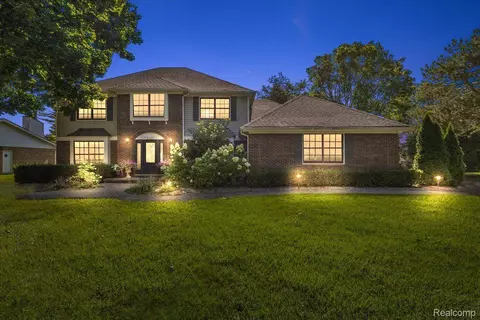 5268 Collington Dr, Troy, MI 48098