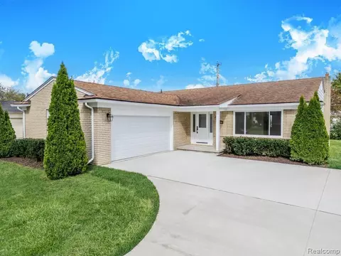 27036 Fairfax St, Southfield, MI 48076