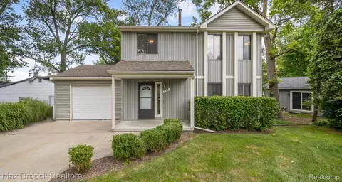 967 Shoshone Cir, Waterford, MI 48327