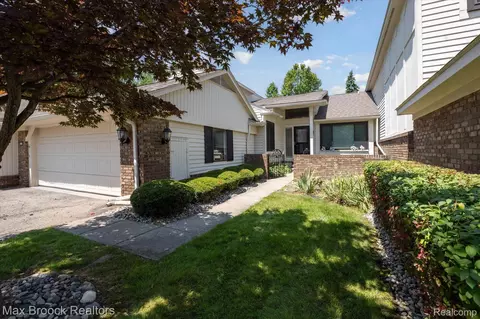 7113 Creeks Xing, West Bloomfield, MI 48322