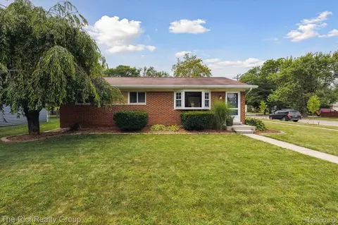 11861 Riverside Dr, Plymouth, MI 48170